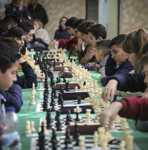 Escolares aprendiendo ajedrez en grupo